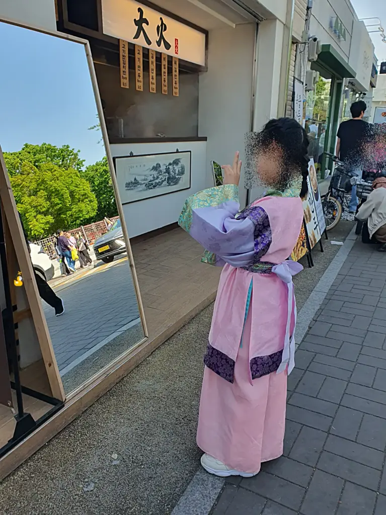 경주 황리단길에서 신라복을 입고 셀피를 찍고 있는 아이