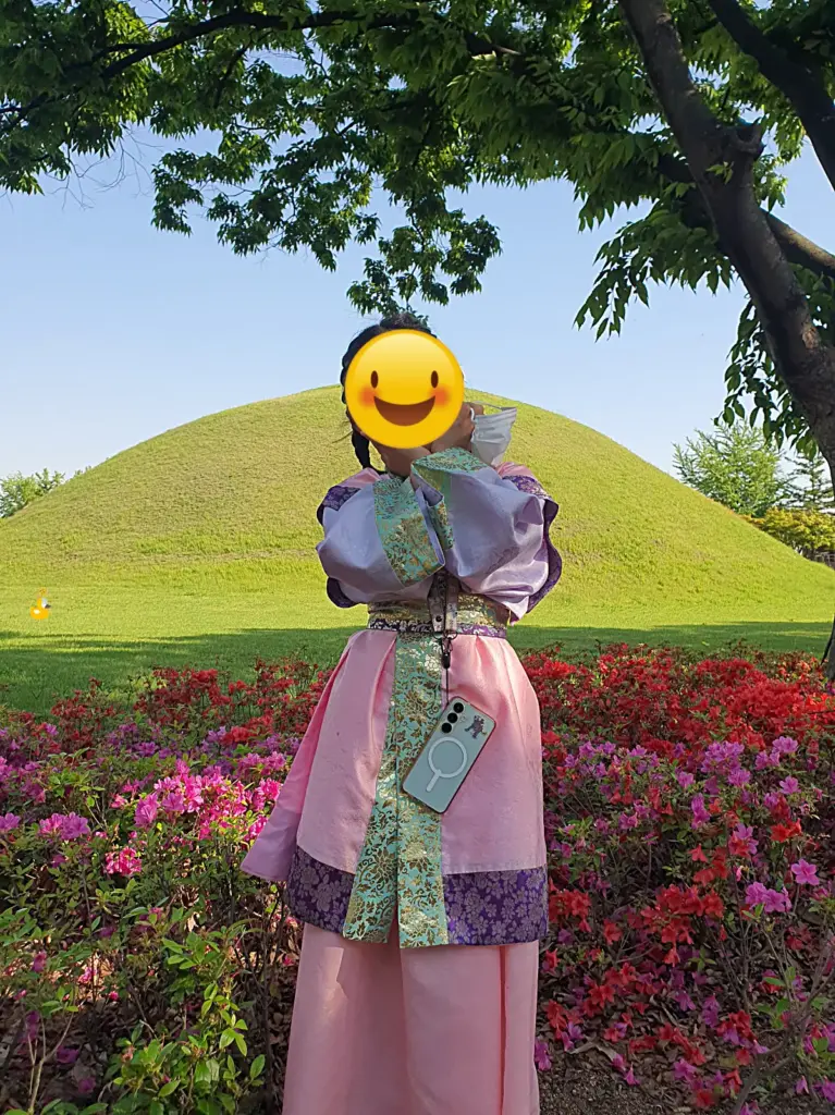 경주 대릉원에서 신라복을 입고 사진을 찍고 있는 아이