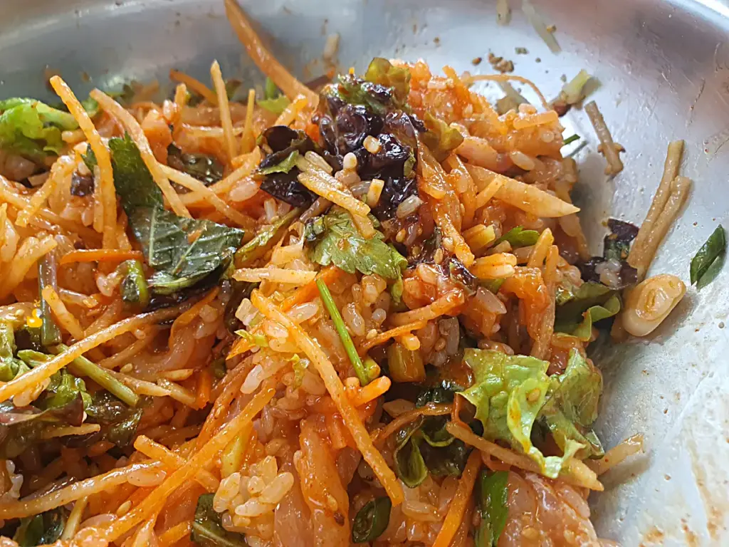 경주 삼릉회식당 참가자미 횟밥 비빈 모습