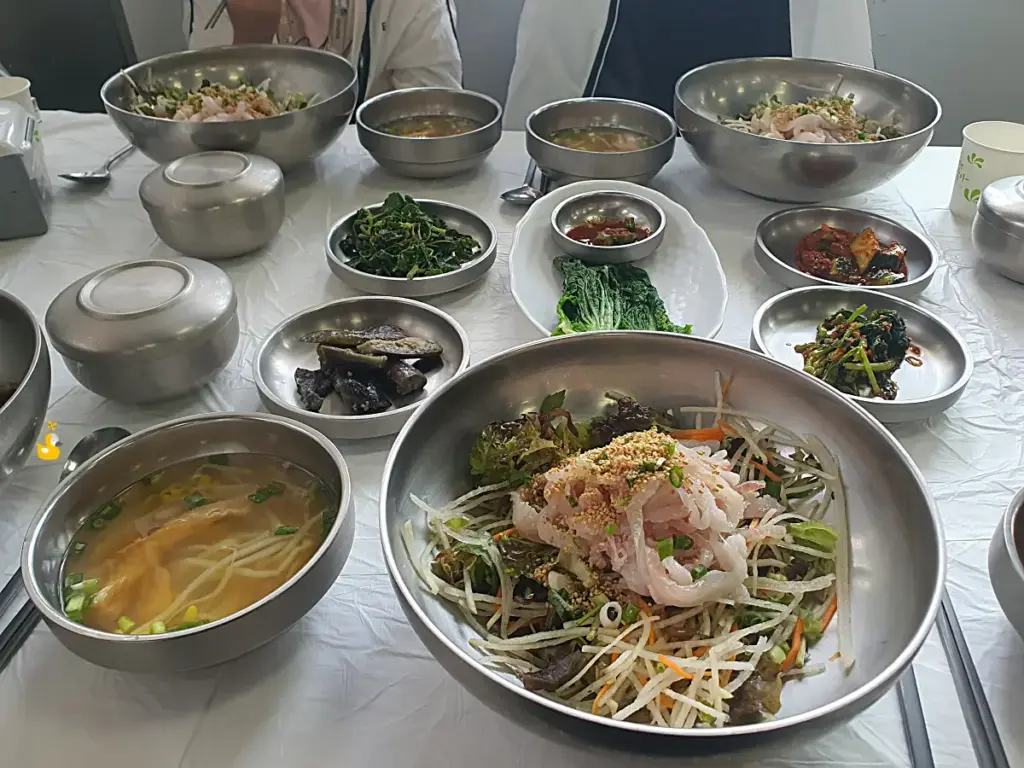 경주 삼릉 회식당 참가자미 횟밥 상차림으로 황태국과 가지무침 등 다양한 나물 밑반찬이 나온 모습