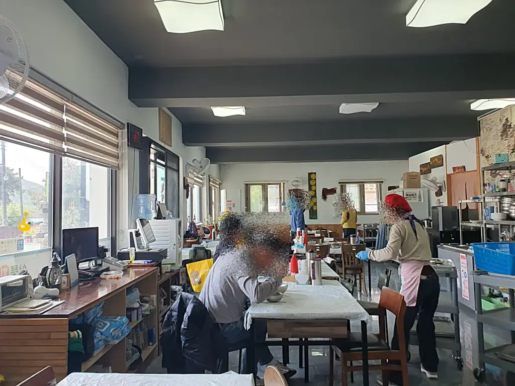 경주 삼릉 회식당의 실내 테이블 모습