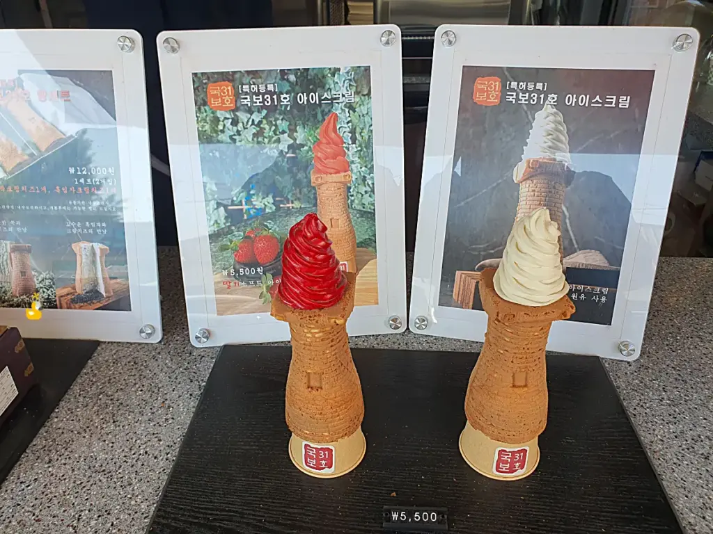 경주 황리단길 근처 국보 31호 첨성대빵 가게에서 판매하는 첨성대 모양의 빵 위에 얹어진 딸기 아이스크림과 바닐라 아이스크림 모형