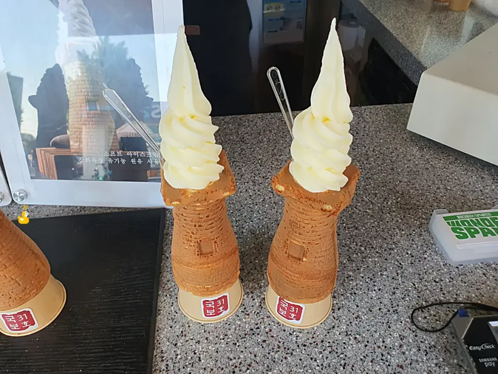 경주 황리단길 근처 국보 31호 첨성대빵 가게에서 구입한 상하목장 우유 아이스크림에 작은 숟가락이 꽂혀 있는 모습