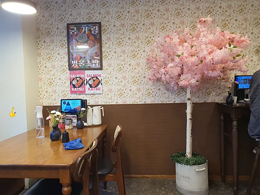 궁거랑 연어마을 식당 내부 연분홍 가짜 벚나무와 한쪽 테이블뷰