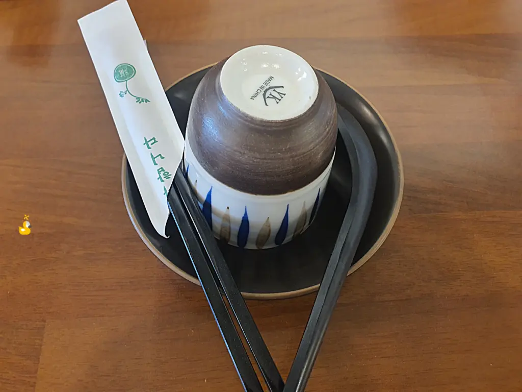 울산대 후문 하루애 돈부리의 테이블마다 사람 수대로 올려져 있던 밑접시와 컵, 수저 세트