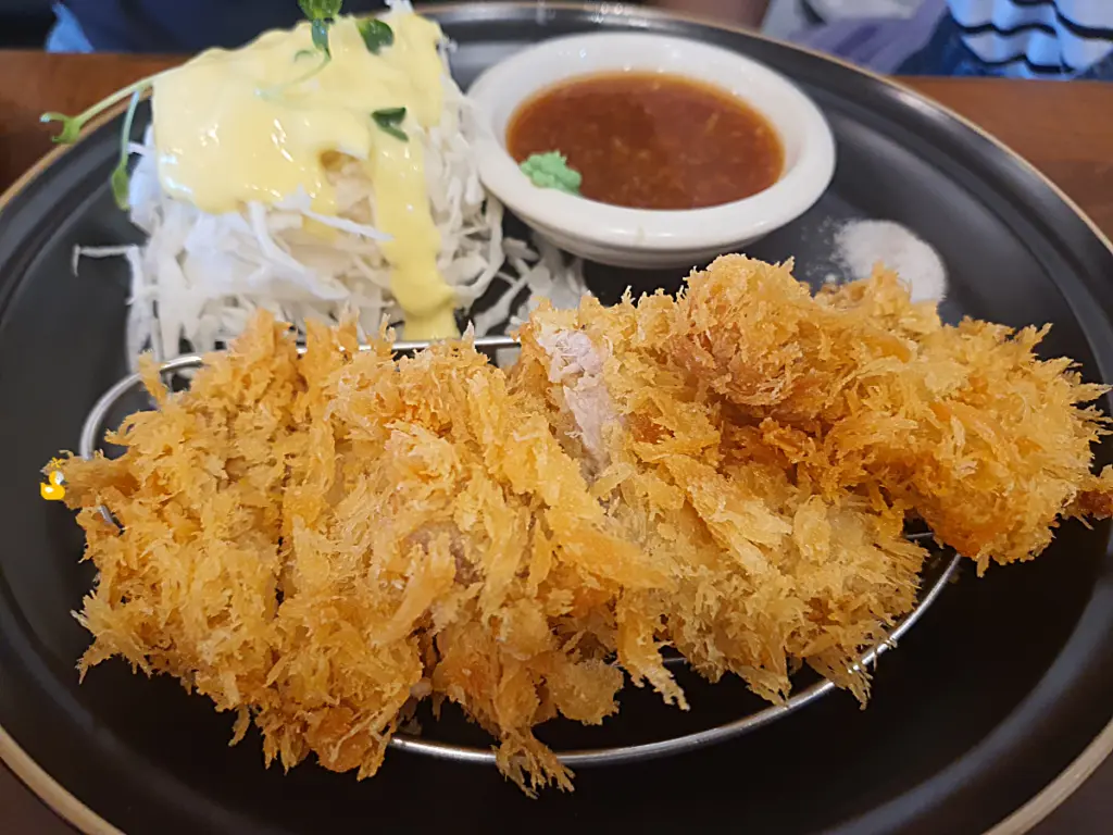 울산대 후문 하루애 돈부리의 안심돈가스와 샐러드, 와사비가 얹혀 있는 소스와 소금