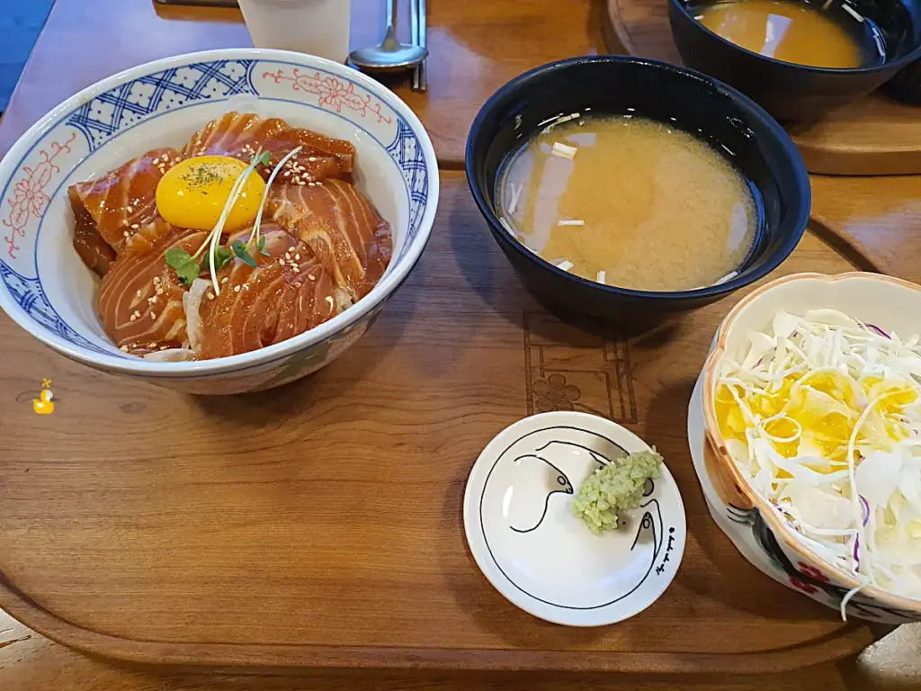 궁거랑 연어마을 연어장덮밥 차림