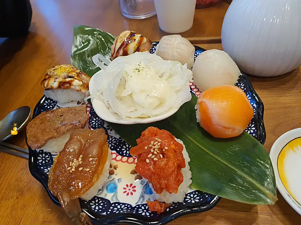 궁거랑 연어마을 모둠 왕방울초밥 접시 클로즈업한 사진